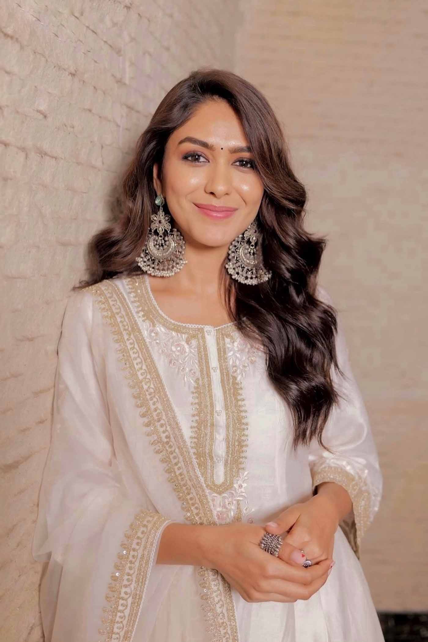 Mrunal Thakur in Faria - Daisy Ivory Short Anarkali with Chooridaar and Dupatta - Image 3