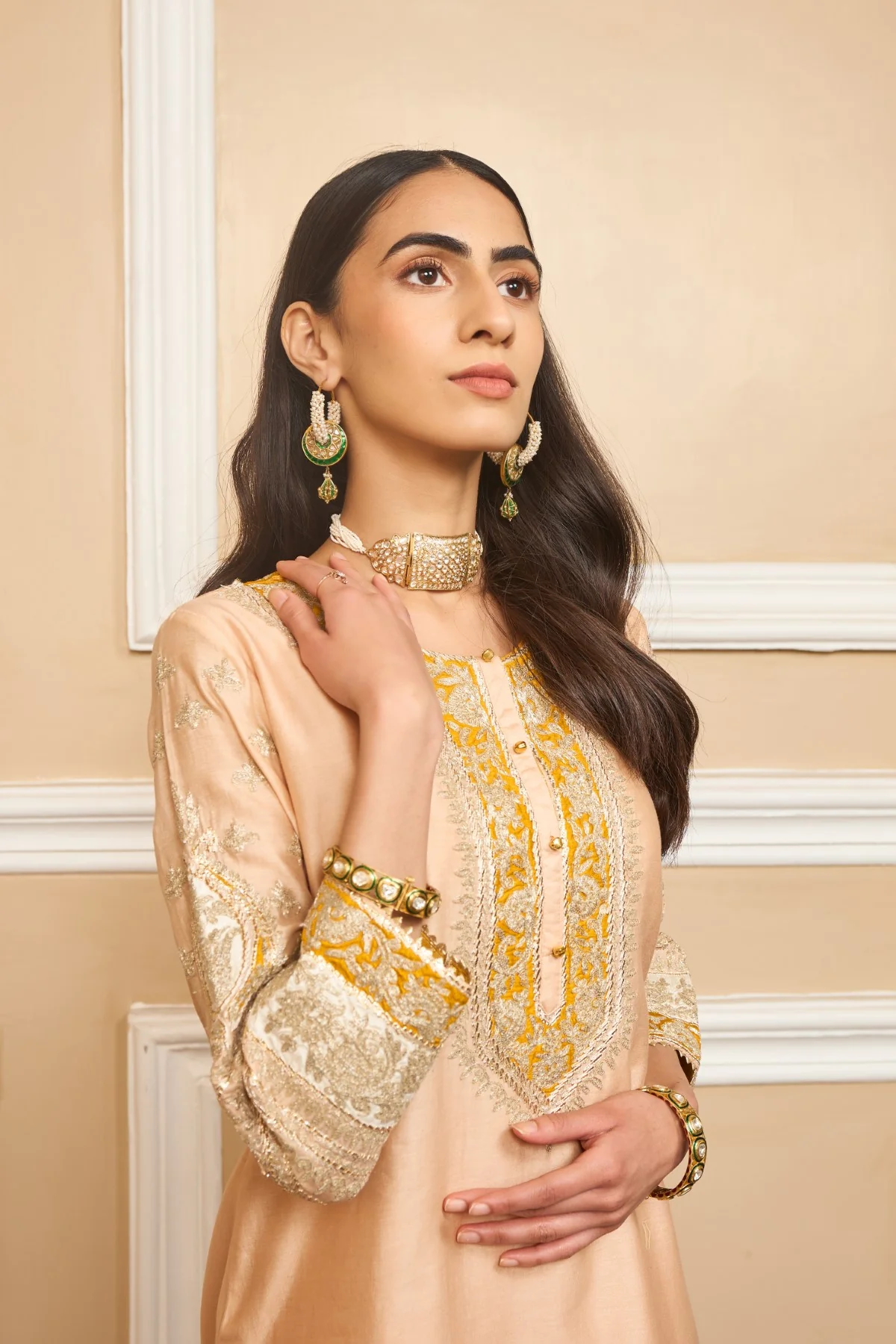 KARISHMA KAPOOR IN RAINA - ROSEPINK SHORT KURTA WITH SHARARA AND ODHNI - Image 5