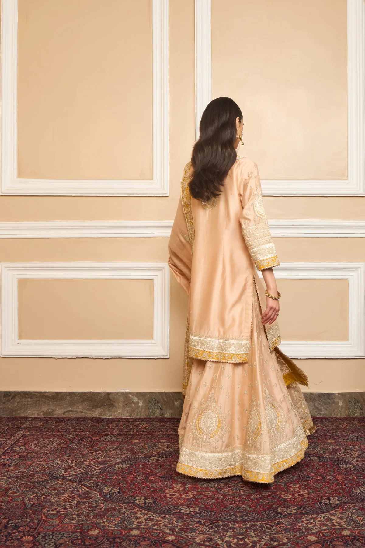 KARISHMA KAPOOR IN RAINA - ROSEPINK SHORT KURTA WITH SHARARA AND ODHNI - Image 3