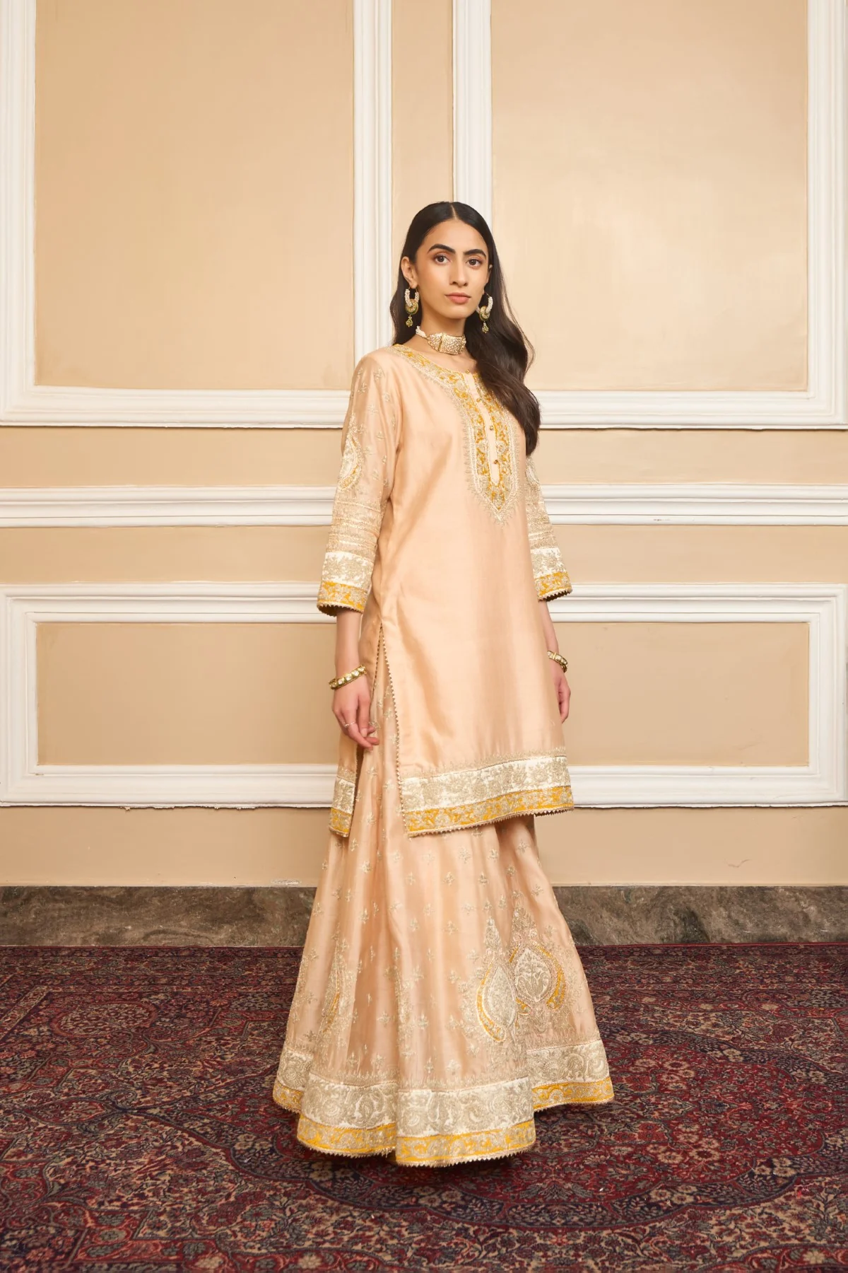 KARISHMA KAPOOR IN RAINA - ROSEPINK SHORT KURTA WITH SHARARA AND ODHNI - Image 4